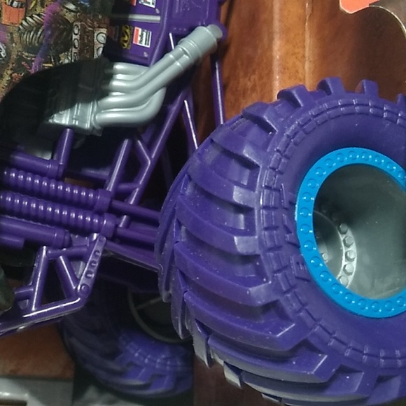 NWT Son-Uva Digger Monster Jam Grave Digger Truck Scale 1/24 Collectible - Picture 9 of 10